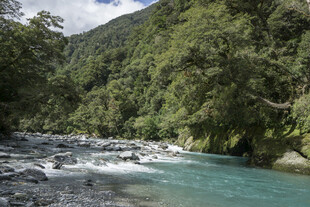 山间碧流 自然灵动之景