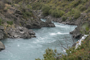 山间湍急河流景观
