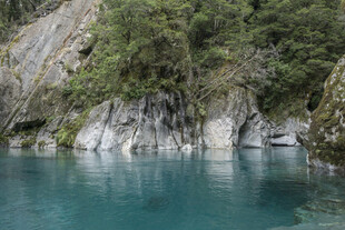 碧绿湖水旁的嶙峋山石