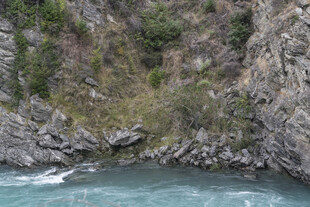 峡谷间的湍急河流景观