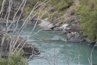 山间清澈溪流与岩石景观