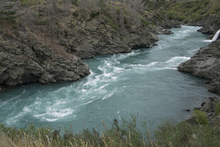 湍急河流穿于嶙峋山石间
