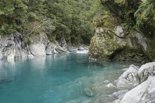 山间幽蓝清澈溪流美景