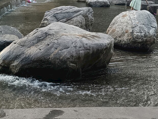 溪边大石流水潺潺