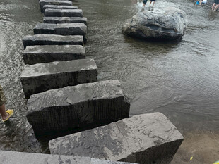 水中石墩步道