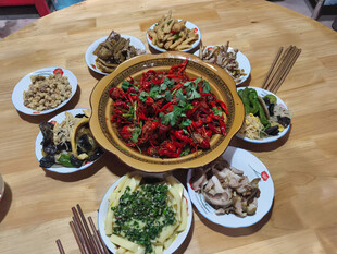 丰盛中式菜肴摆满一桌