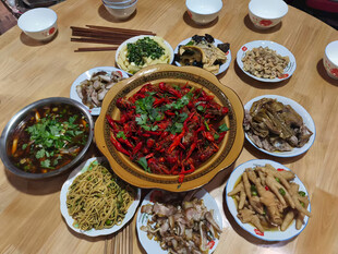 丰盛中式菜肴摆满一桌