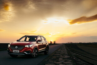 红色SUV