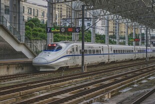 高铁站台上的高速列车