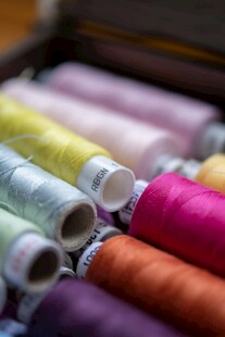 多彩缝纫线整齐排列