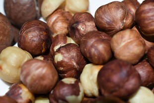 一堆美味榛子特写