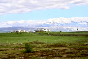 草原风光与远处山峦