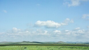 广袤草原上的蓝天白云