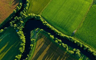 俯瞰田园风光的美丽景致