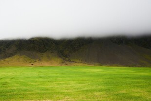草原山峦间的朦胧景致