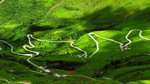 山间蜿蜒公路美景