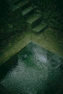 静谧幽潭边的石阶