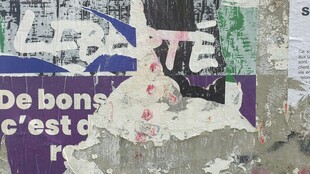 斑驳墙面的艺术涂鸦