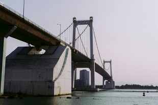 黄昏下的宏伟悬索桥