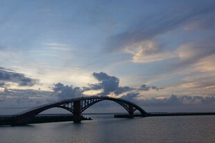 黄昏下的跨海大桥美景