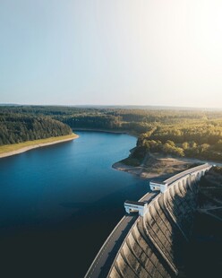 壮观的大坝与美丽水域