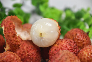 新鲜剥开的荔枝