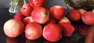 新鲜桃子堆叠展示