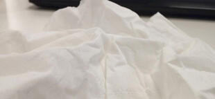 皱巴巴的白色纸张