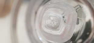 透明玻璃瓶瓶口特写
