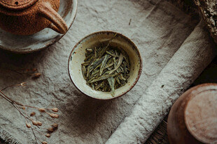 茶碗中的嫩绿茶叶