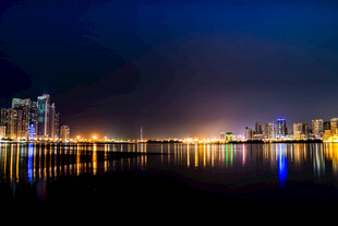 城市夜景下的湖面