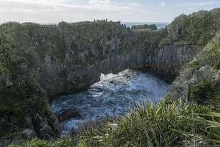 壮观海岸悬崖与汹涌海浪