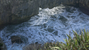 山间湍急溪流
