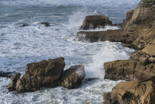 海浪拍击岸边嶙峋岩石
