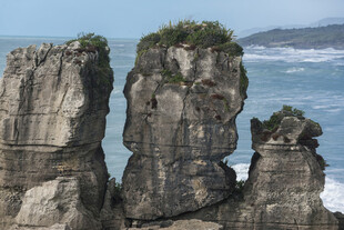 海边嶙峋怪石景观