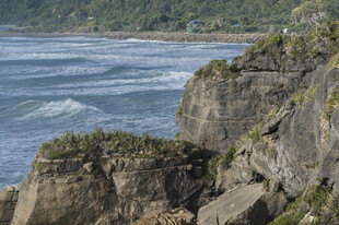 海岸边嶙峋岩石与海浪