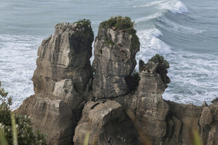海边嶙峋怪石景观