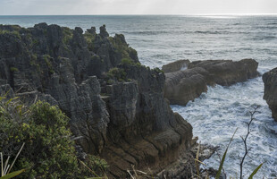 海岸嶙峋岩石景观