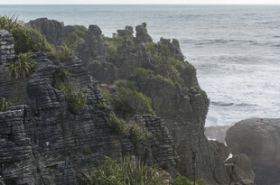 海岸嶙峋峭壁与海浪景观