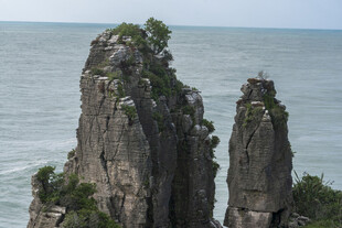 海边嶙峋双石柱景观