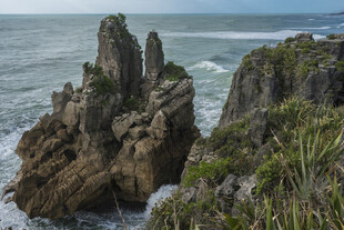 海岸边嶙峋的奇特岩石