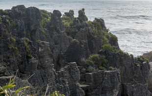 海边嶙峋怪石景观