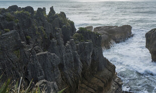 海边嶙峋礁石与翻涌海浪