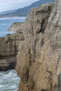 海边嶙峋岩石景观