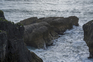 海浪拍击岸边嶙峋礁石