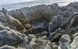 海边嶙峋怪石景观