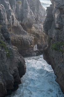 峡谷间湍急河流景观