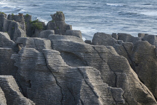 新西兰千层石岩海岸景观