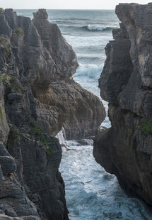 海岸嶙峋岩石与海浪景观