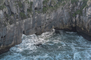 海岸边的汹涌海浪与峭壁